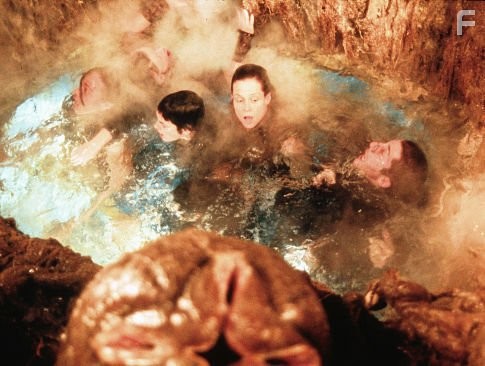 Winona Ryder, Sigourney Weaver, and Leland Orser in Чужoй 4: Воскрешение (1997)