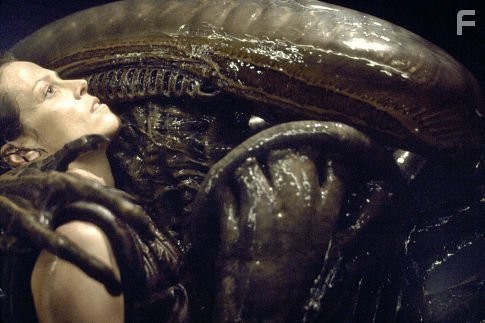 Sigourney Weaver in Чужoй 4: Воскрешение (1997)