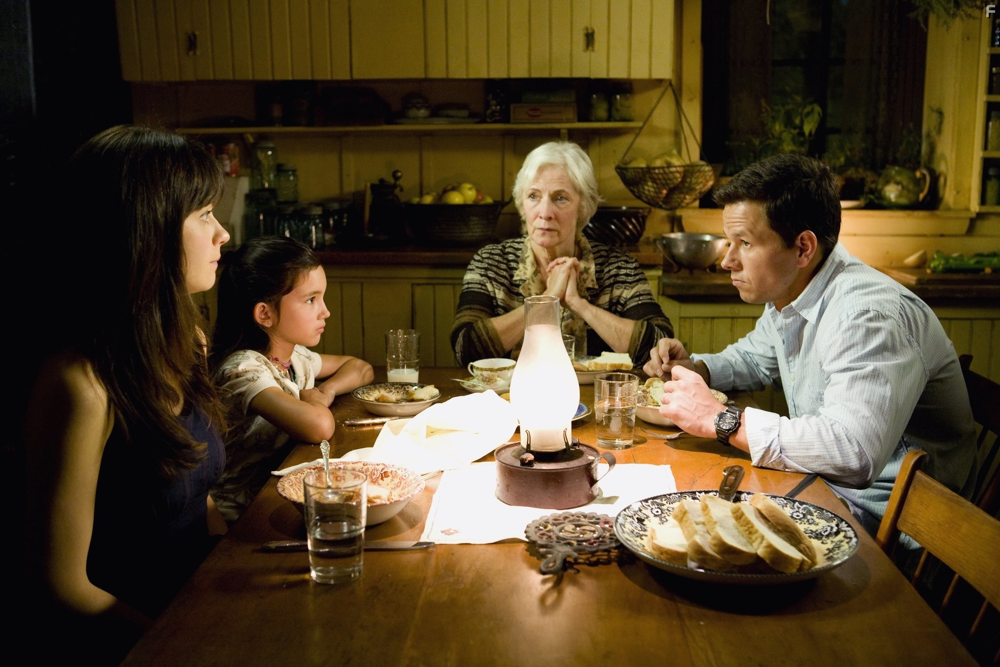 Mark Wahlberg, Betty Buckley, Zooey Deschanel, and Ashlyn Sanchez in Явление (2008)