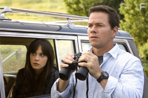 Mark Wahlberg and Zooey Deschanel in Явление (2008)