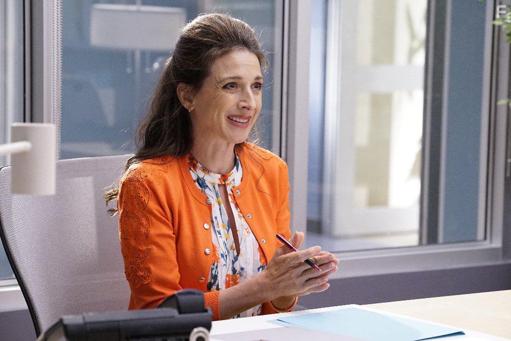 Marin Hinkle in Speechless (2016)