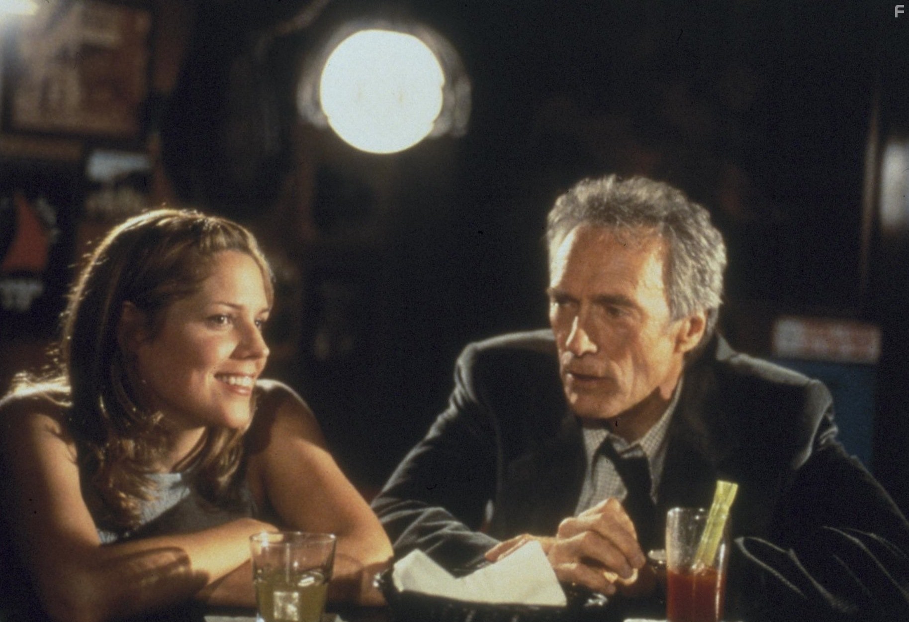 Clint Eastwood and Mary McCormack in Настоящее преступление (1999)