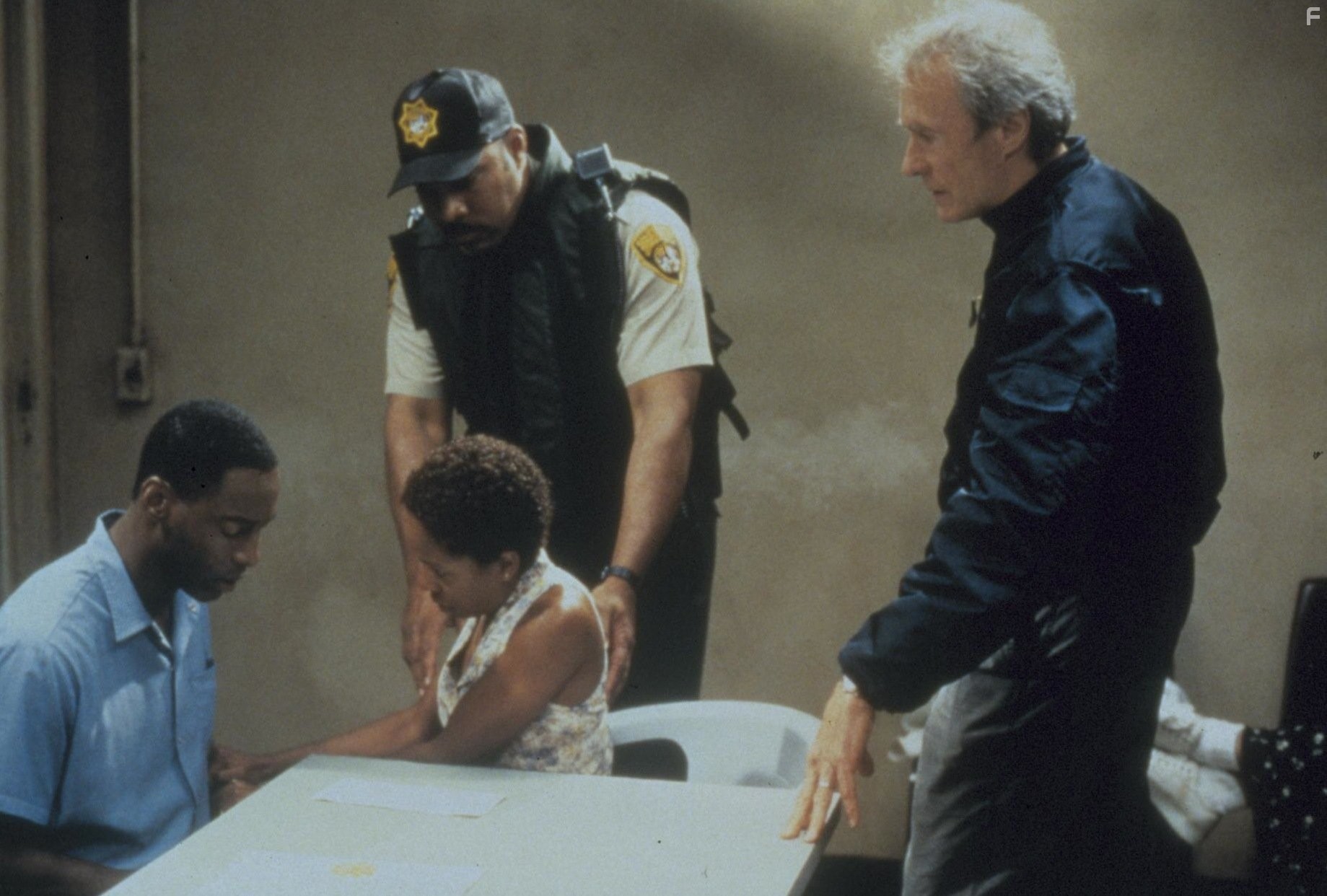 Clint Eastwood, LisaGay Hamilton, and Isaiah Washington in Настоящее преступление (1999)