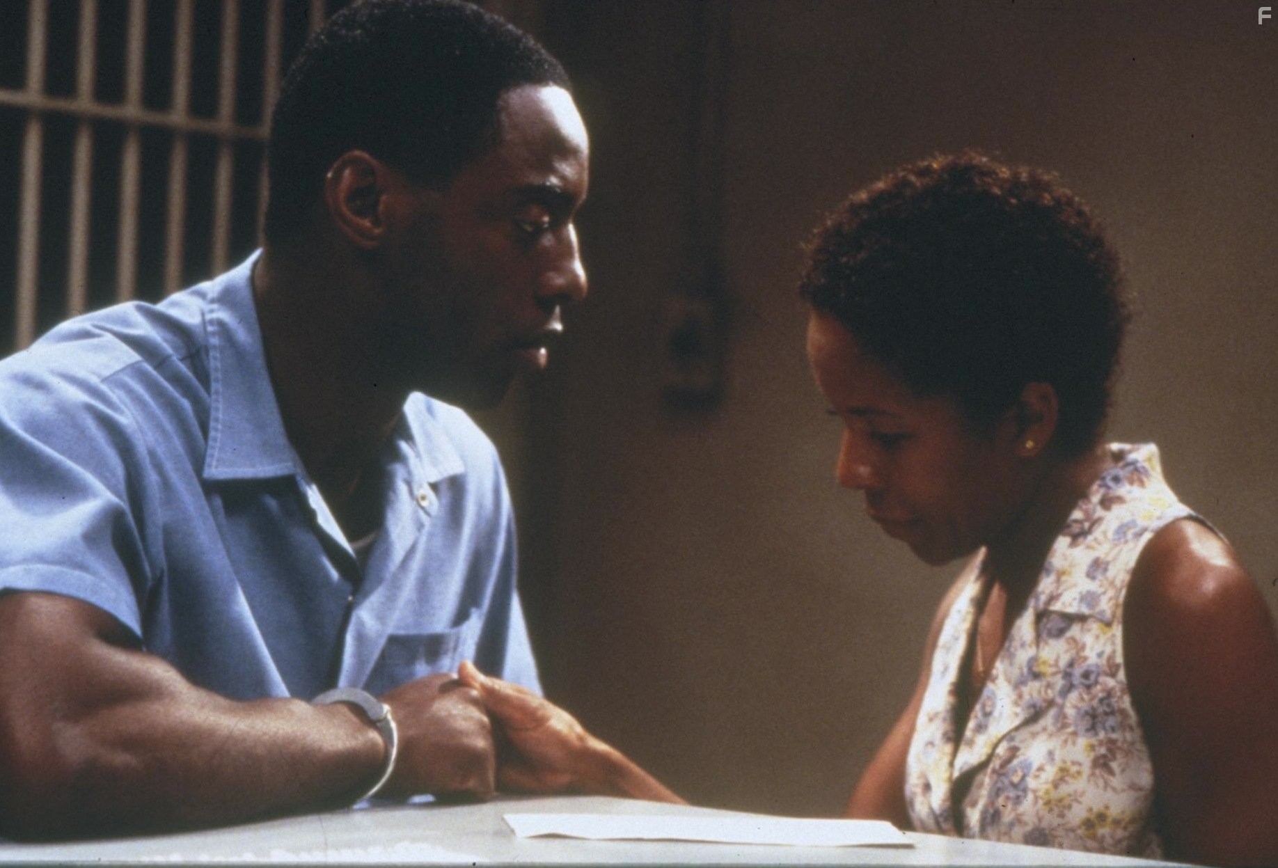 LisaGay Hamilton and Isaiah Washington in Настоящее преступление (1999)