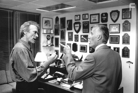 Clint Eastwood and James Woods in Настоящее преступление (1999)