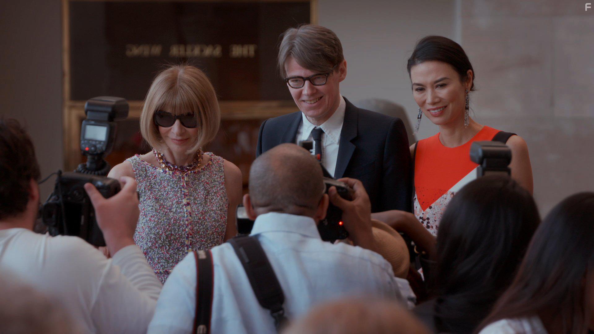 Anna Wintour, Wendi Murdoch, and Andrew Bolton in The First Monday in May (2016)