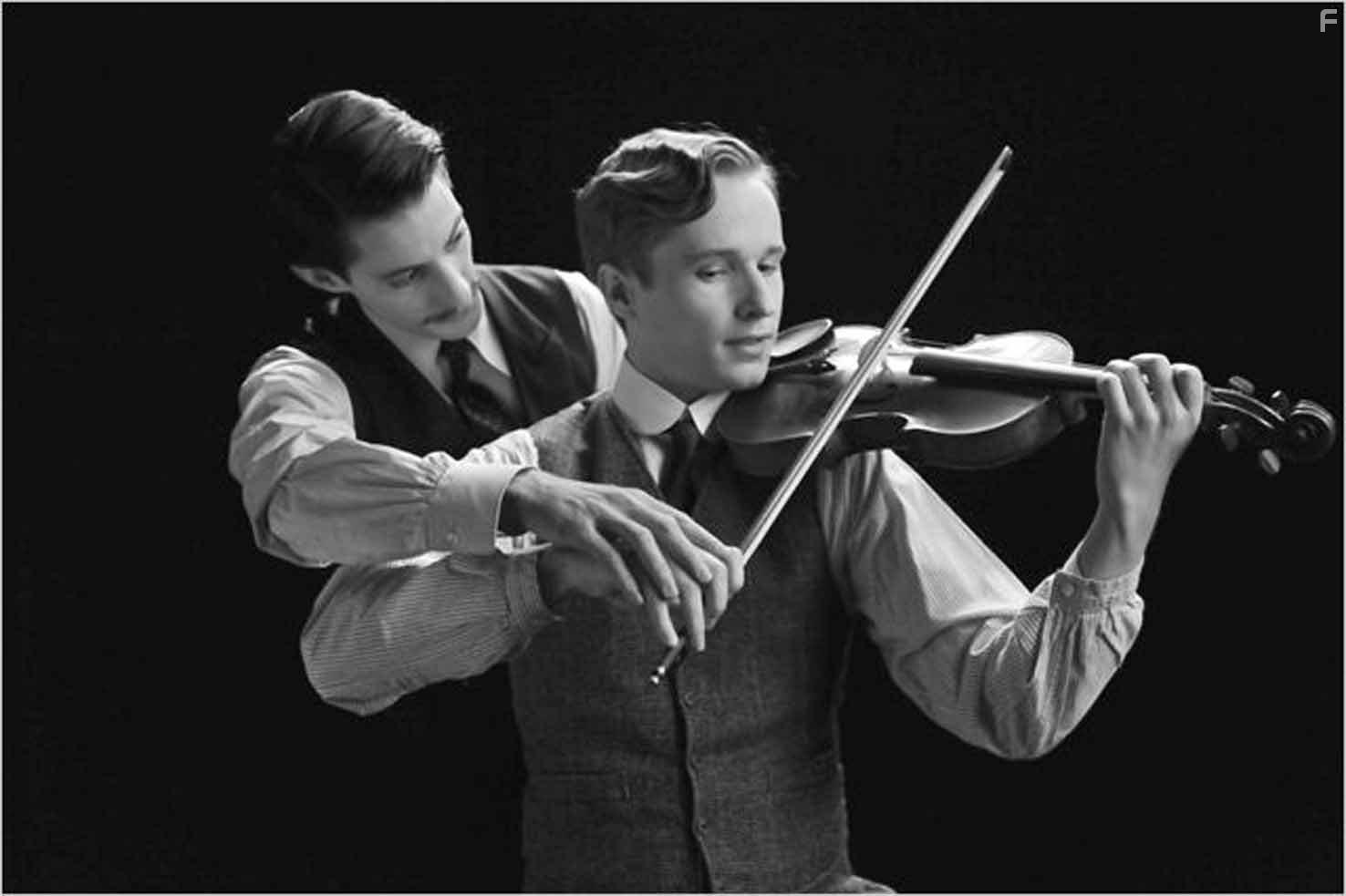 Pierre Niney and Anton von Lucke in Frantz (2016)