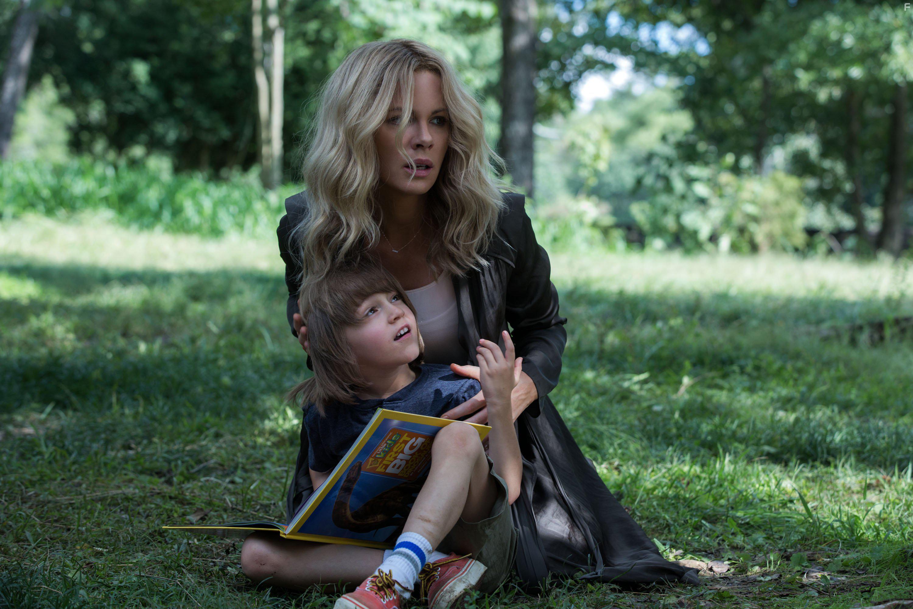 Kate Beckinsale and Duncan Joiner in The Disappointments Room (2016)