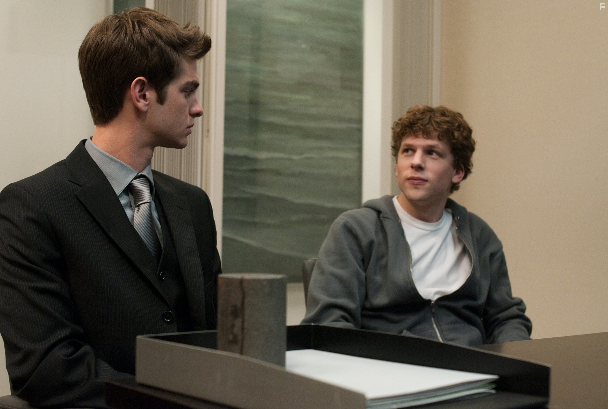 Jesse Eisenberg and Andrew Garfield in Социальная сеть (2010)