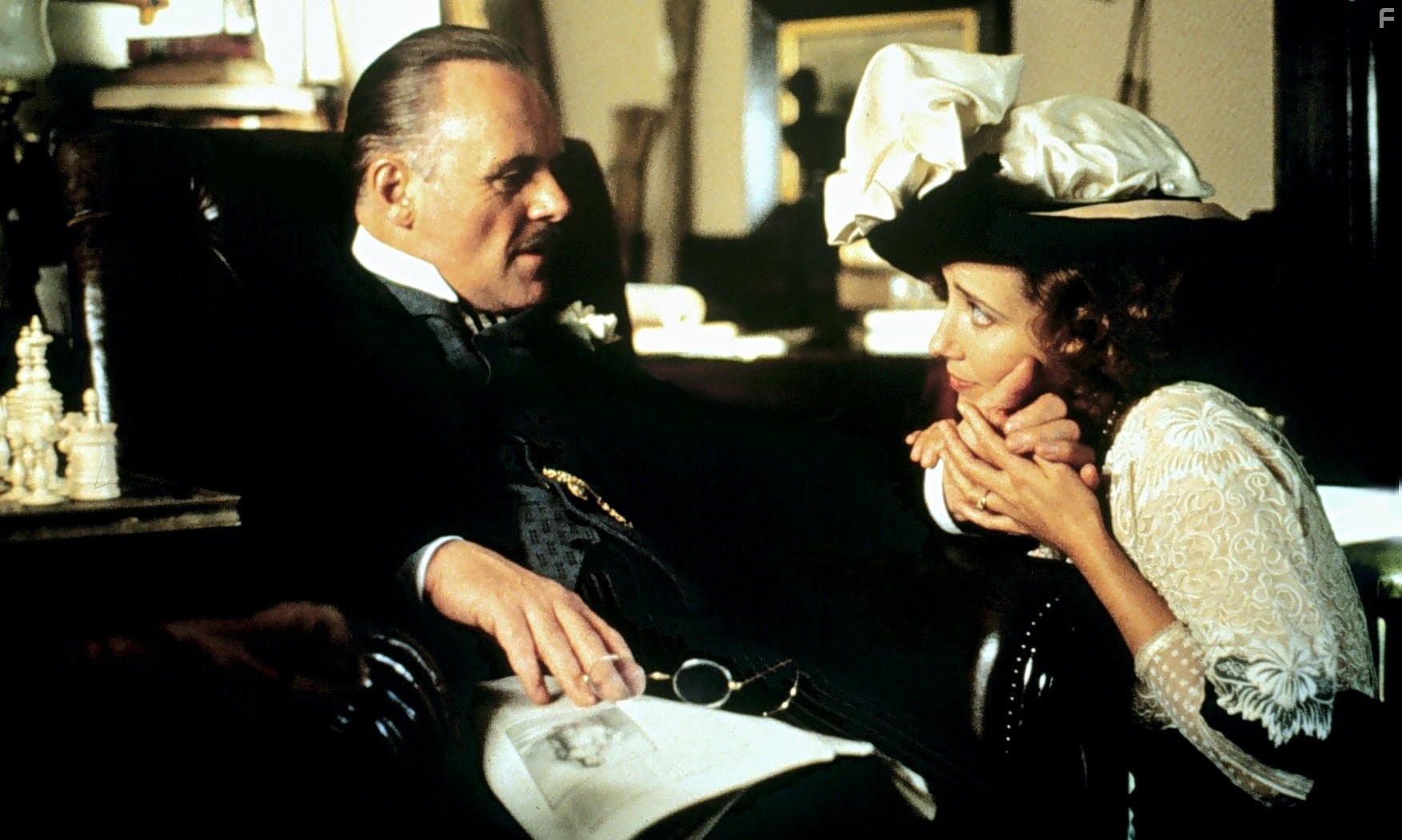 Anthony Hopkins and Emma Thompson in Усадьба Хауардс-Энд (1992)