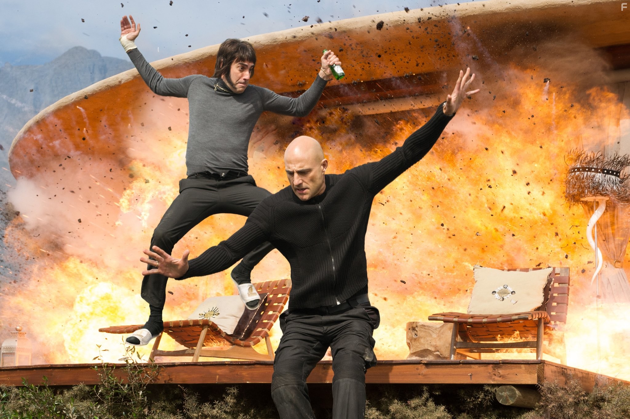 Sacha Baron Cohen and Mark Strong in Братья из Гримсби (2016)