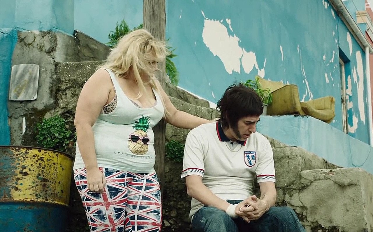 Sacha Baron Cohen and Rebel Wilson in Братья из Гримсби (2016)