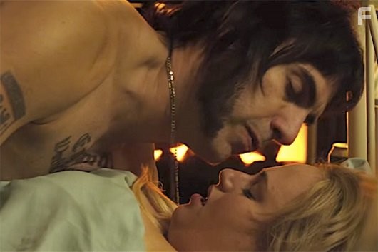 Sacha Baron Cohen and Rebel Wilson in Братья из Гримсби (2016)