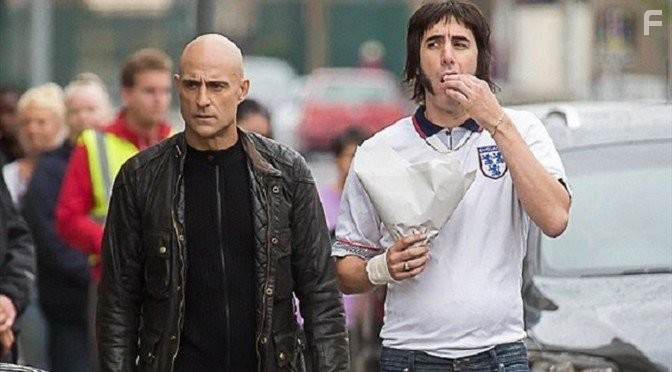 Sacha Baron Cohen and Mark Strong in Братья из Гримсби (2016)