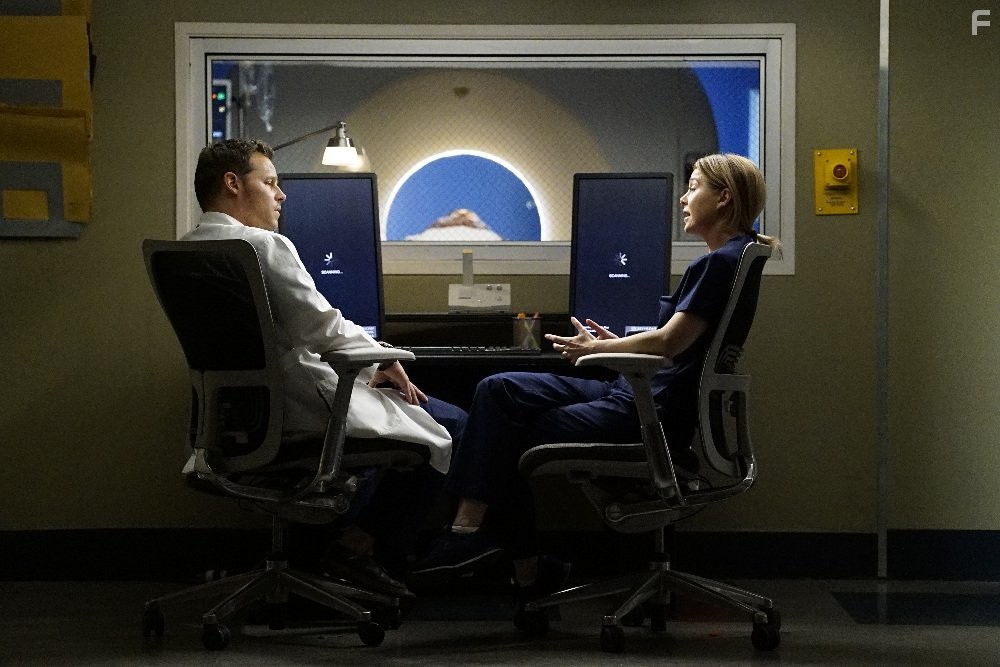 Justin Chambers and Ellen Pompeo in Анатомия страсти (2005)