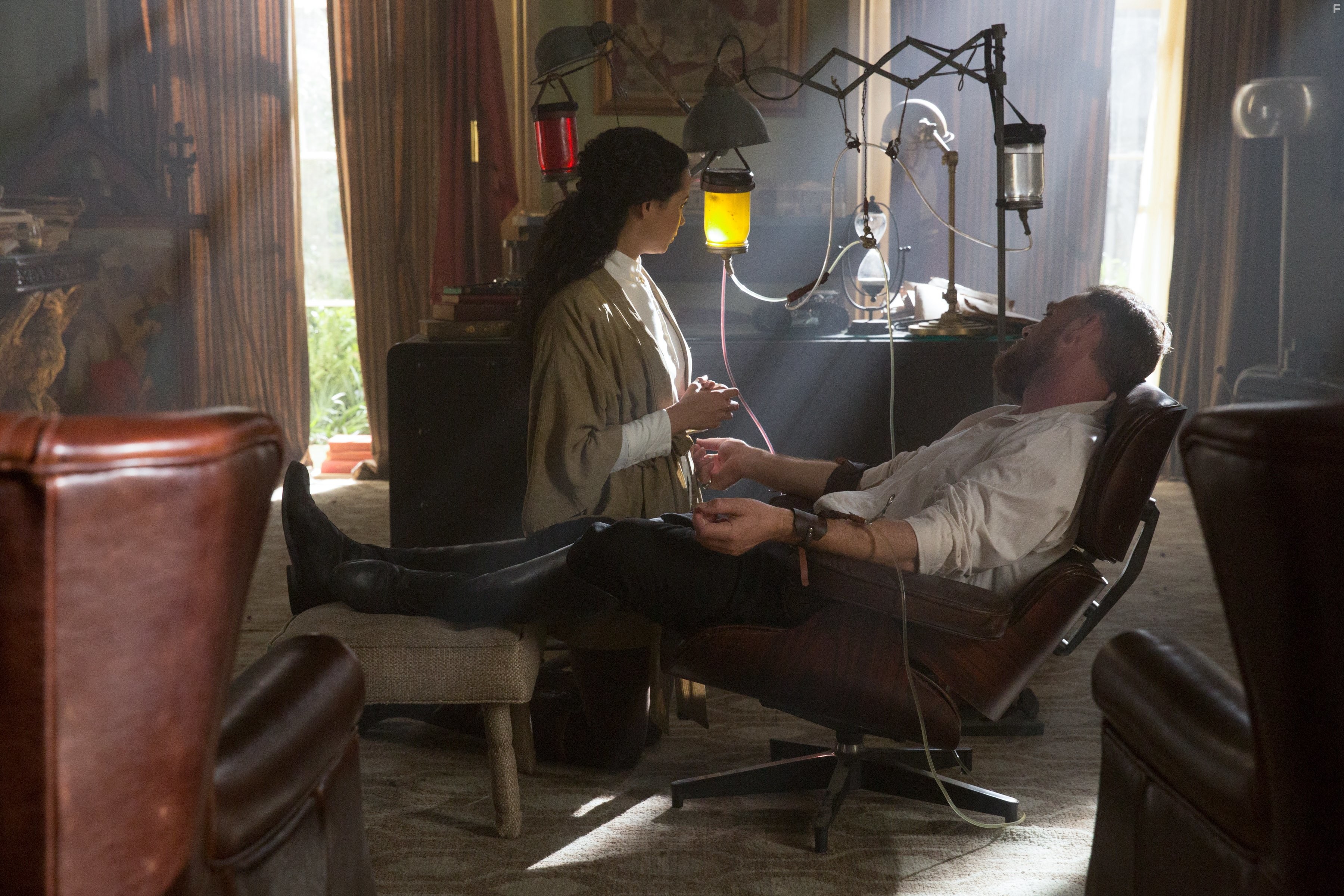 Marton Csokas and Madeleine Mantock in В пустыне смерти (2015)