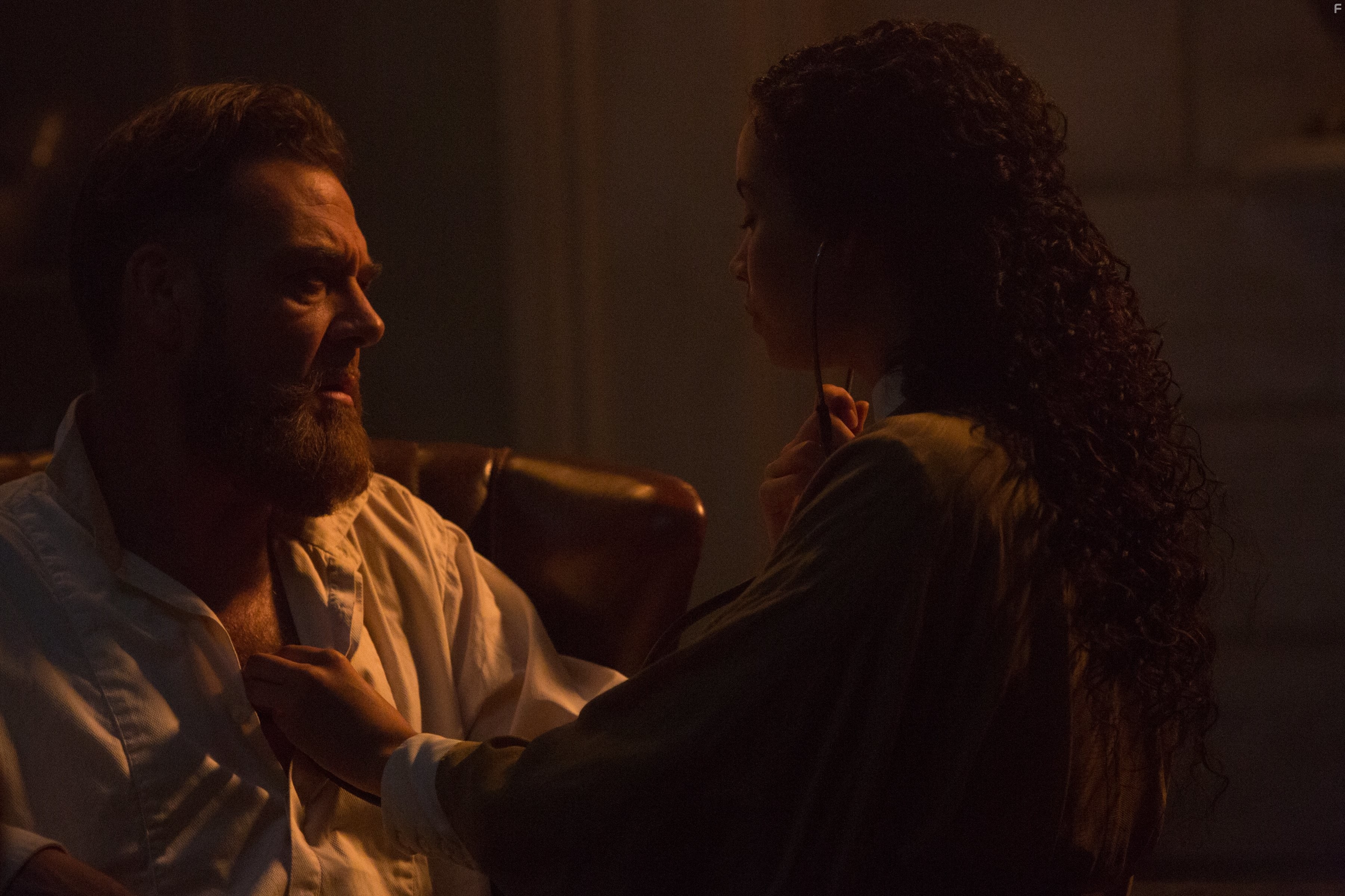 Marton Csokas and Madeleine Mantock in В пустыне смерти (2015)