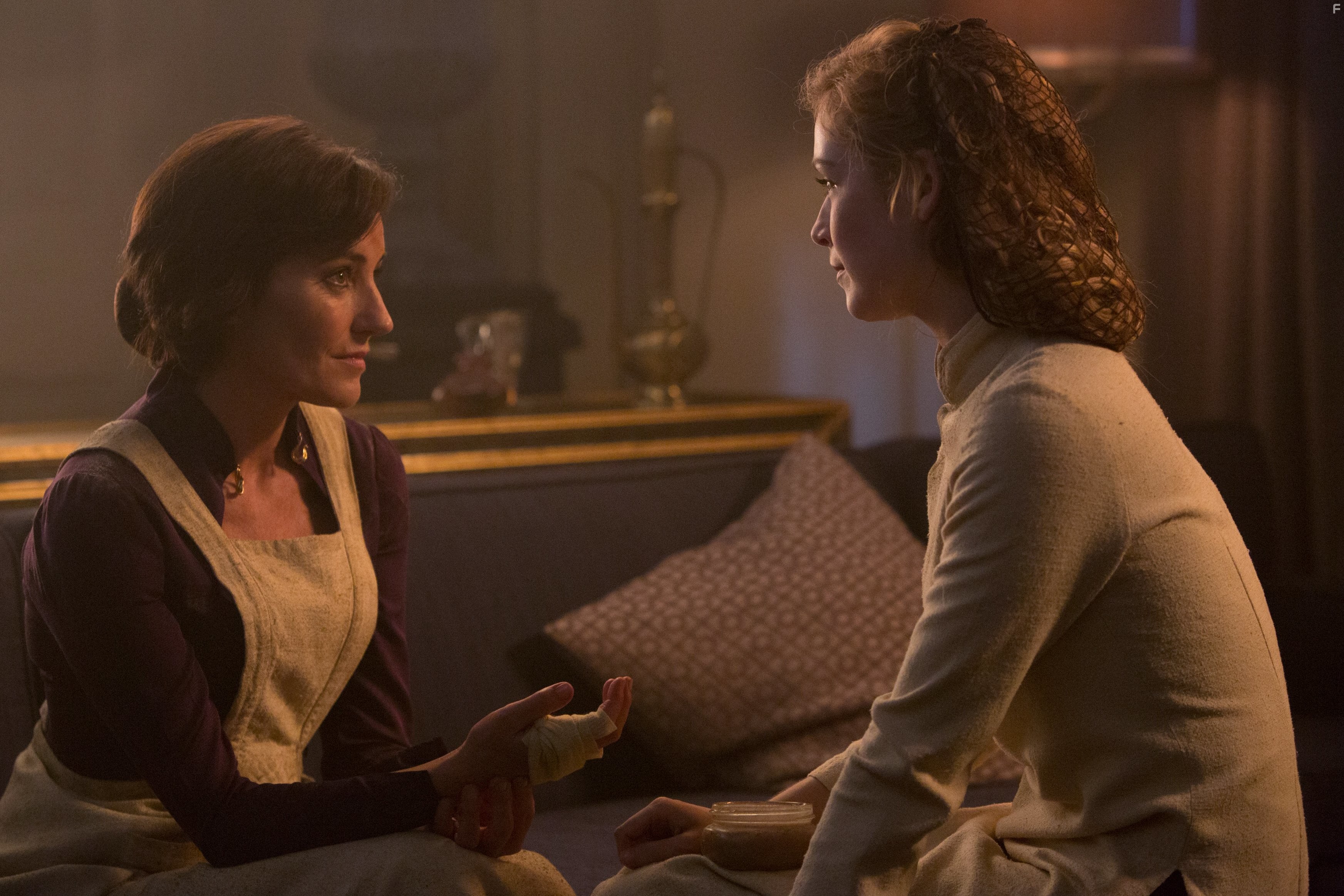 Sarah Bolger and Orla Brady in В пустыне смерти (2015)