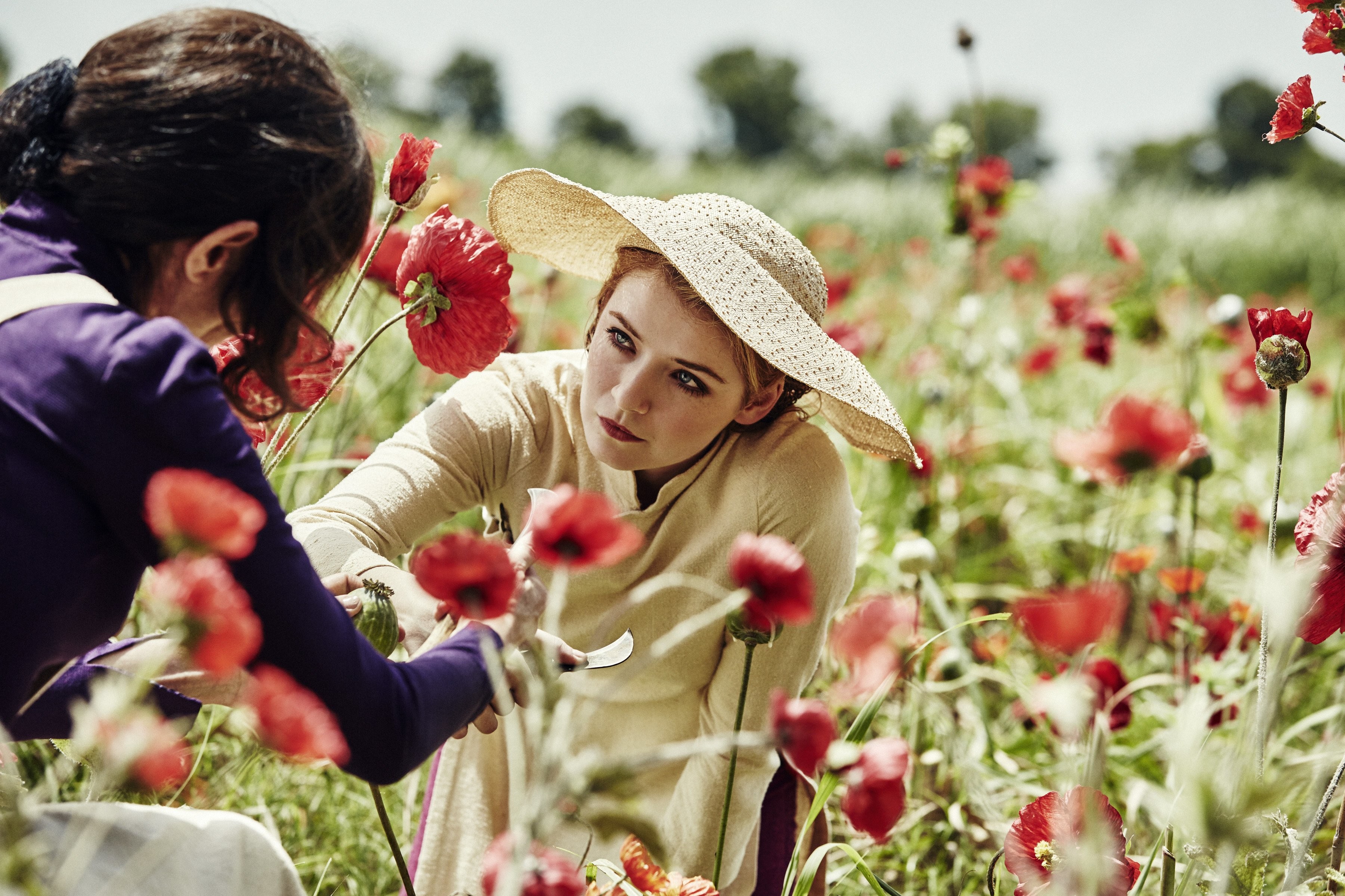 Sarah Bolger and Orla Brady in В пустыне смерти (2015)