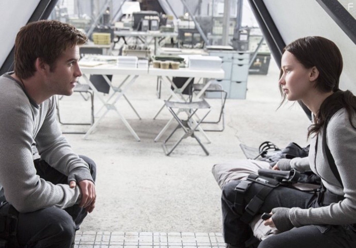 Jennifer Lawrence and Liam Hemsworth in Голодные игры: Сойка-пересмешница. Часть II (2015)