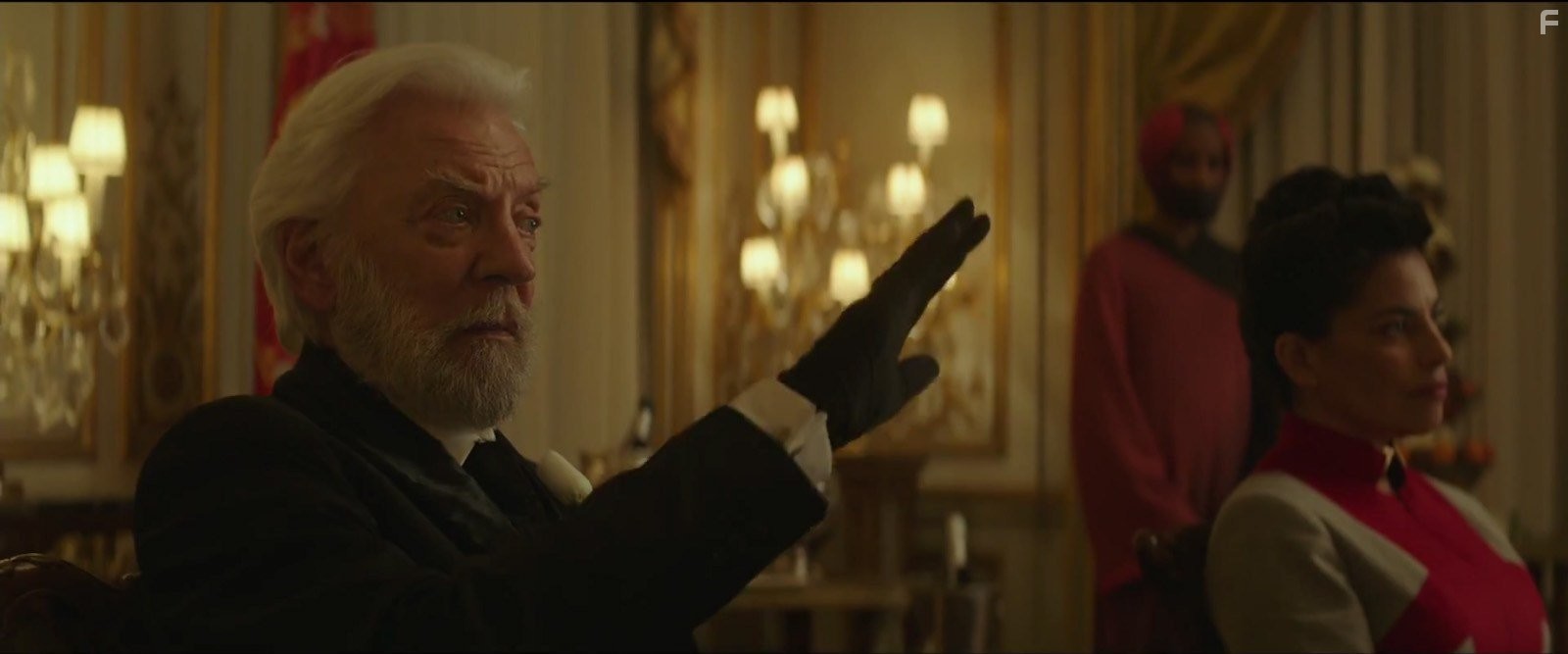 Donald Sutherland and Sarita Choudhury in Голодные игры: Сойка-пересмешница. Часть II (2015)