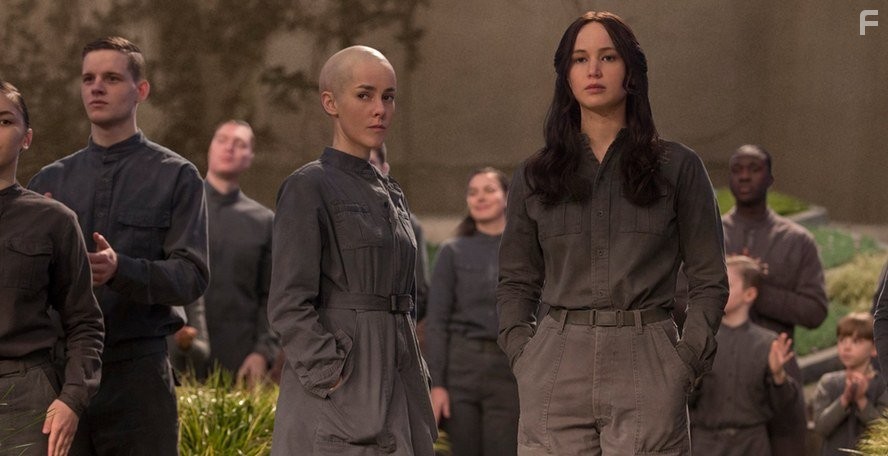 Jena Malone and Jennifer Lawrence in Голодные игры: Сойка-пересмешница. Часть II (2015)