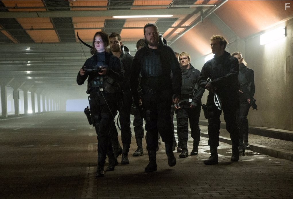 Elden Henson, Josh Hutcherson, Wes Chatham, Natalie Dormer, Jennifer Lawrence, and Sam Claflin in Голодные игры: Сойка-пересмешница. Часть II (2015)