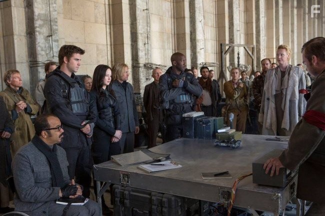 Woody Harrelson, Jeffrey Wright, Mahershala Ali, Jennifer Lawrence, Desmond Phillips, Liam Hemsworth, and Gwendoline Christie in Голодные игры: Сойка-пересмешница. Часть II (2015)