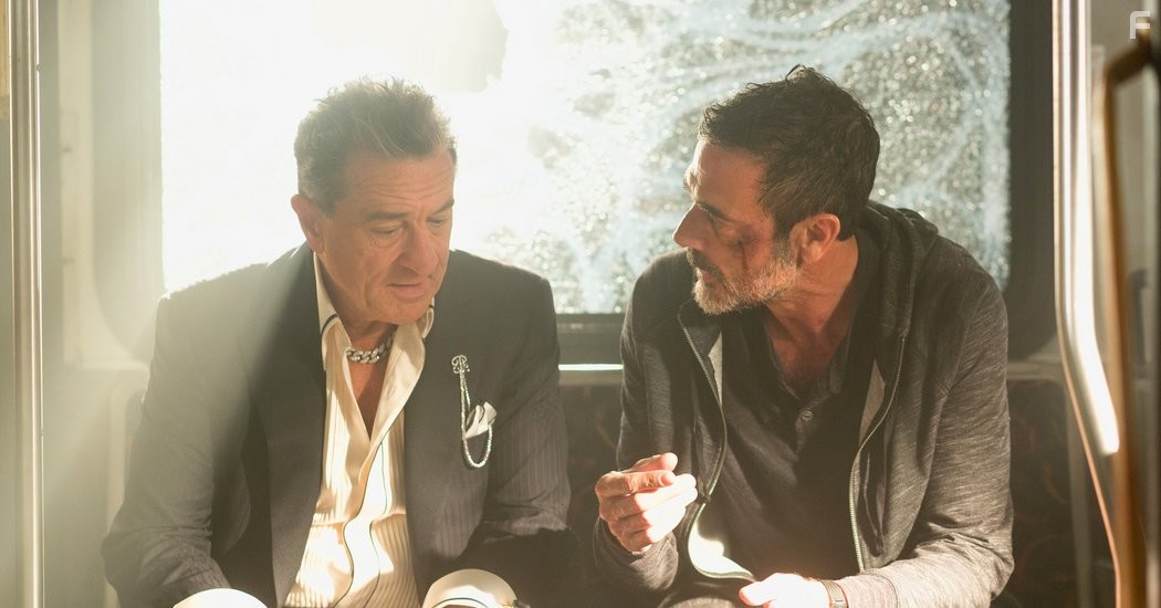 Robert De Niro and Jeffrey Dean Morgan in Скорость: Автобус 657 (2015)