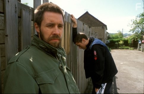 Paddy Considine and Toby Kebbell in Ботинки мертвеца (2004)