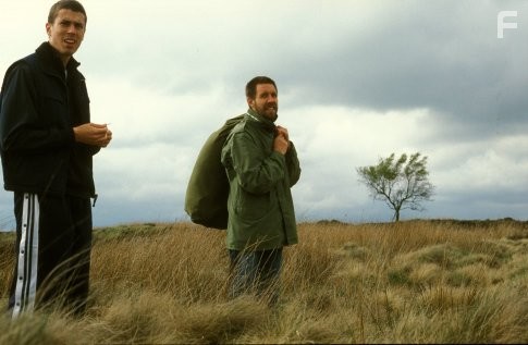 Paddy Considine and Toby Kebbell in Ботинки мертвеца (2004)