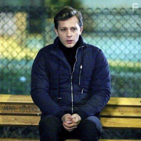 Mehmet Ayka in Kirgin iekler (2015)