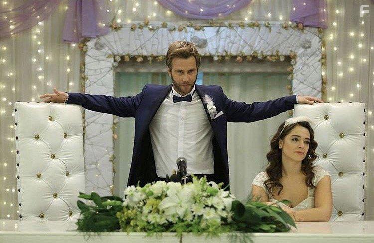 zgr evik and Ipek Karapinar in Kirgin iekler (2015)