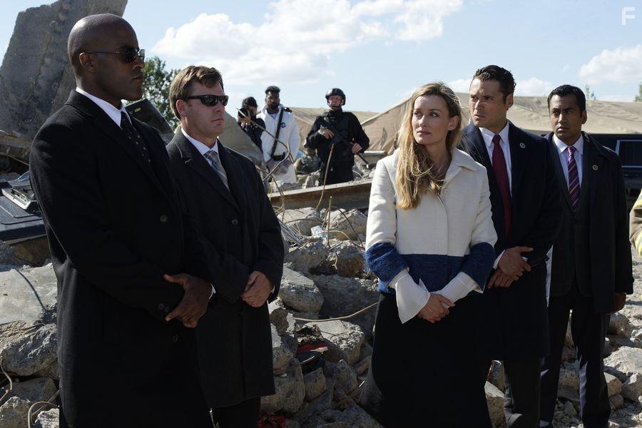 Natascha McElhone, Kal Penn, LaMonica Garrett, and Adan Canto in Designated Survivor (2016)