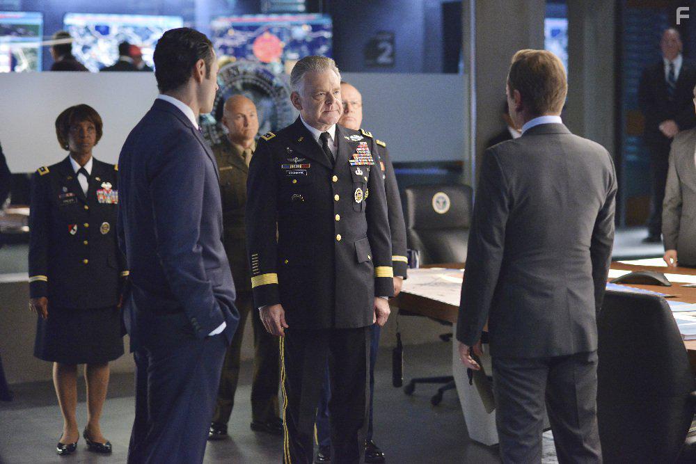 Kiefer Sutherland, Kevin McNally, and Adan Canto in Designated Survivor (2016)