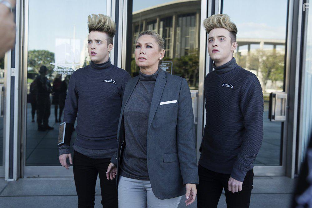 Kym Johnson in Sharknado 4: The 4th Awakens (2016)