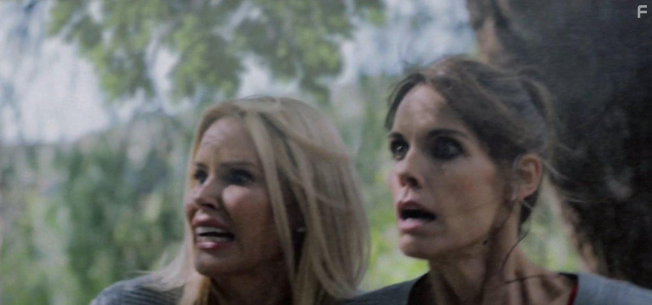 Alexandra Paul and Gena Lee Nolin in Sharknado 4: The 4th Awakens (2016)