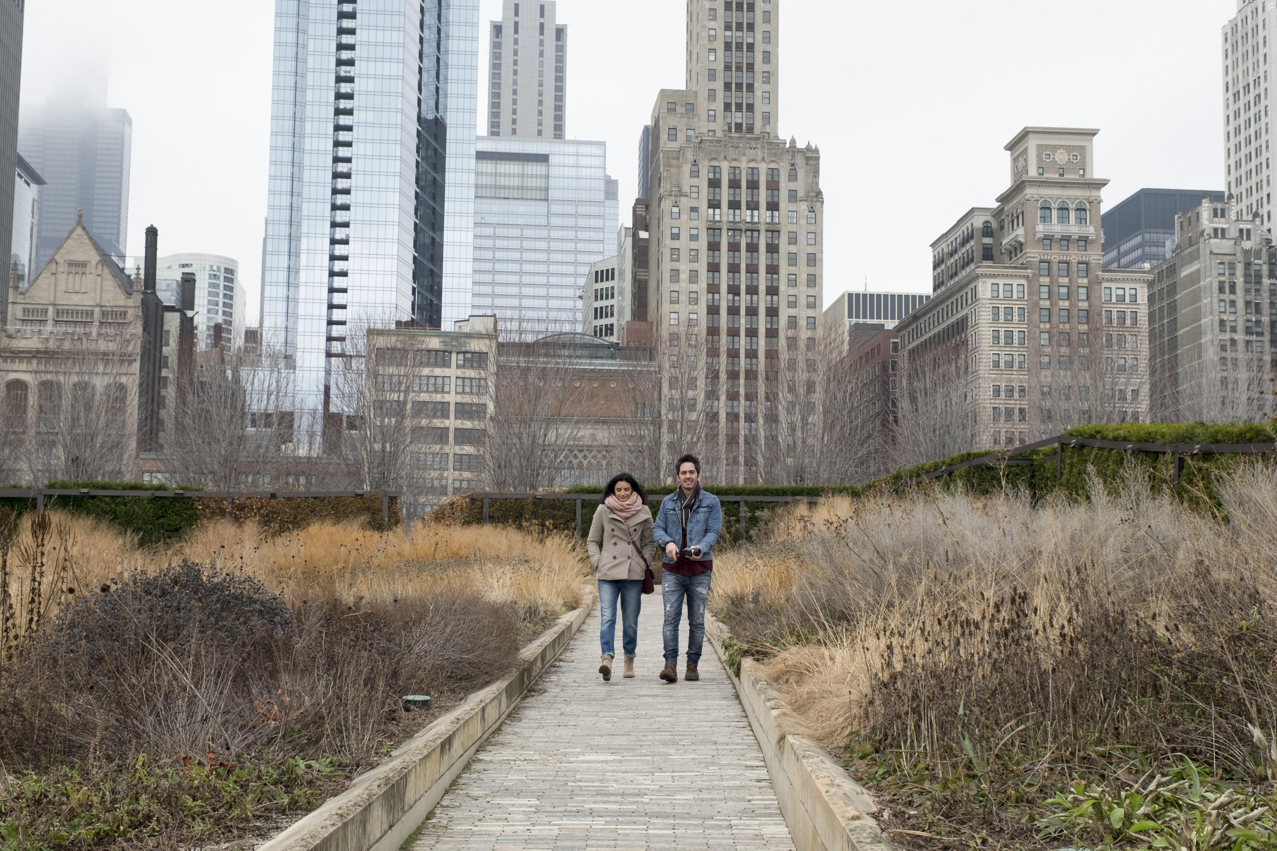 Mauricio Ochmann and Aislinn Derbez in Easy (2016)