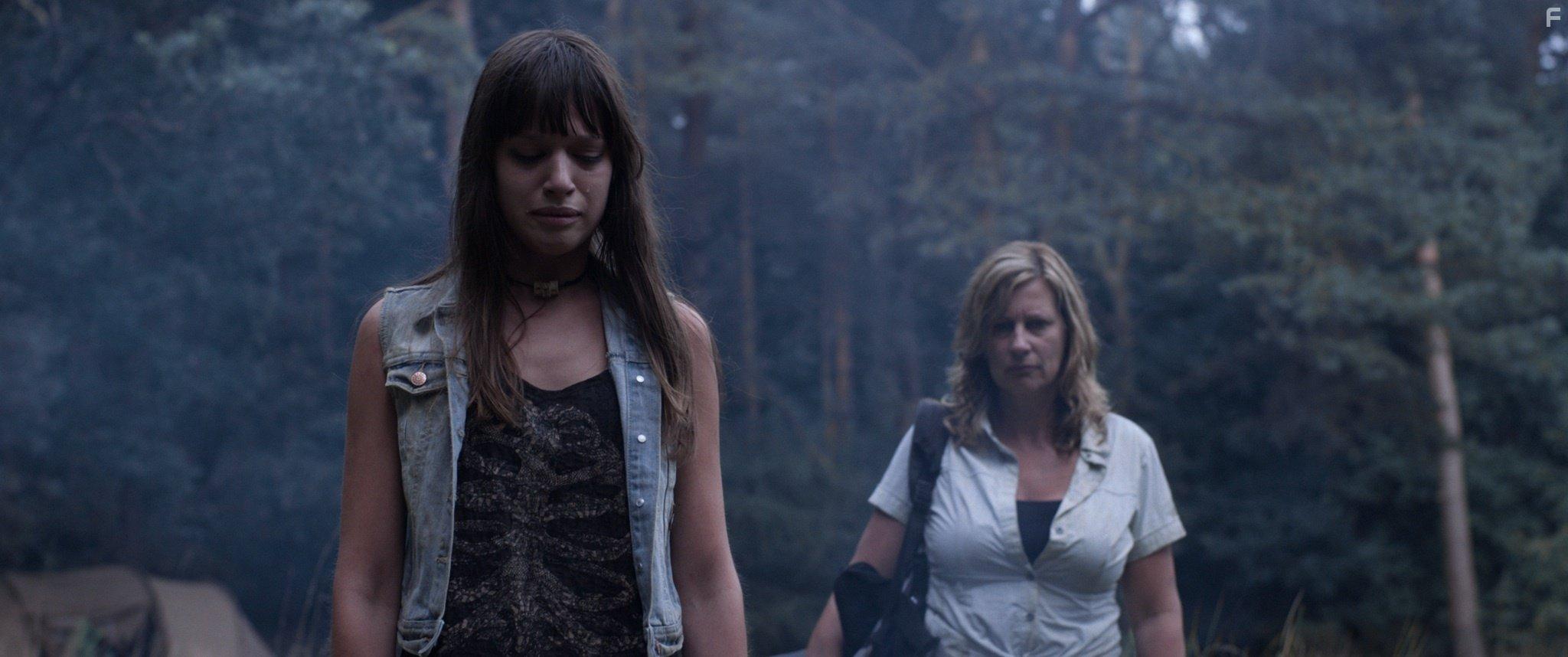 Carine Crutzen and Jamie Grant in De poel (2014)