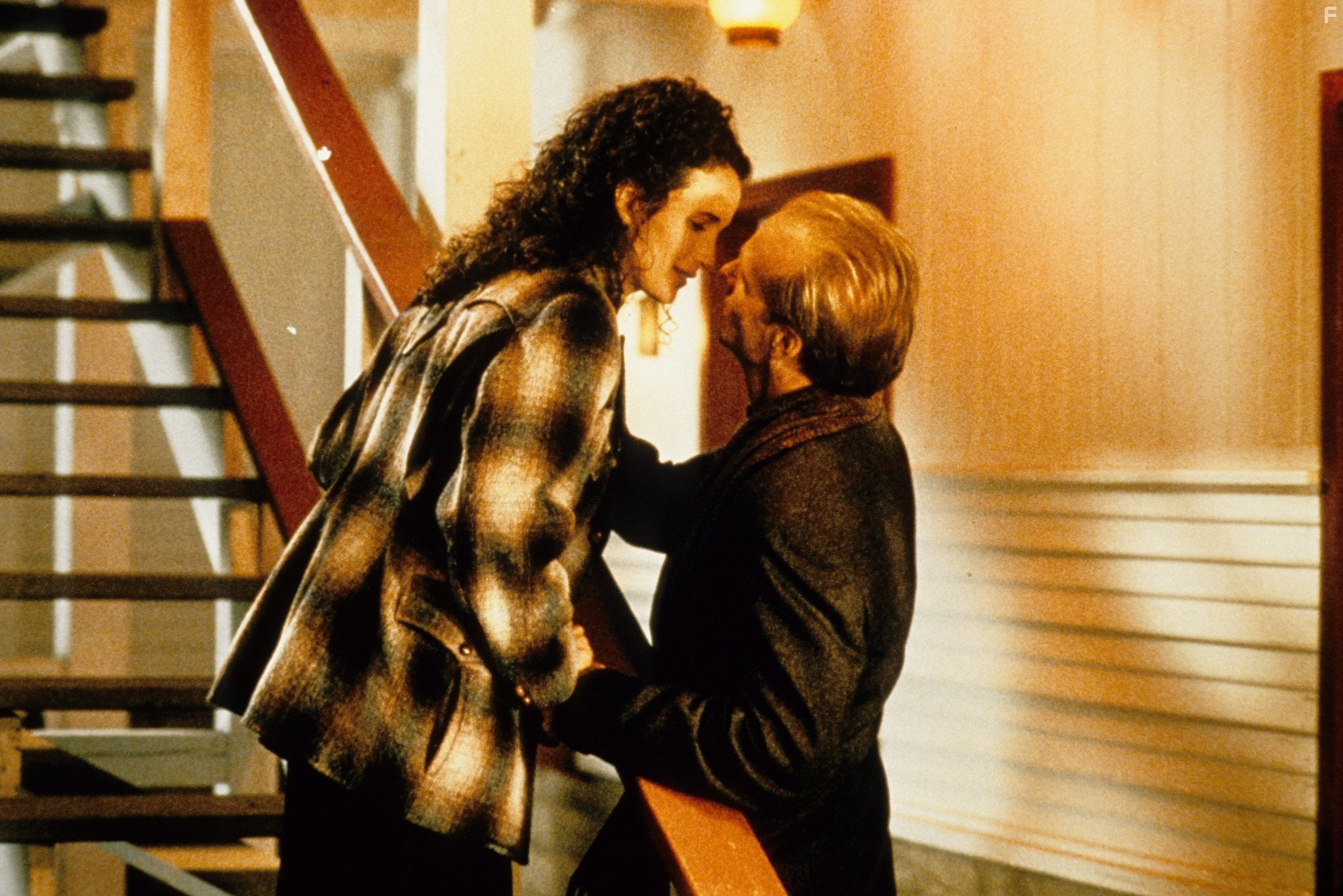 William Hurt and Andie MacDowell in Майкл (1996)