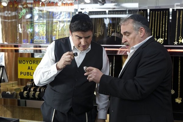 Alfred Molina and Manny Roth in Закон и порядок: Лос-Анджелес (2010)