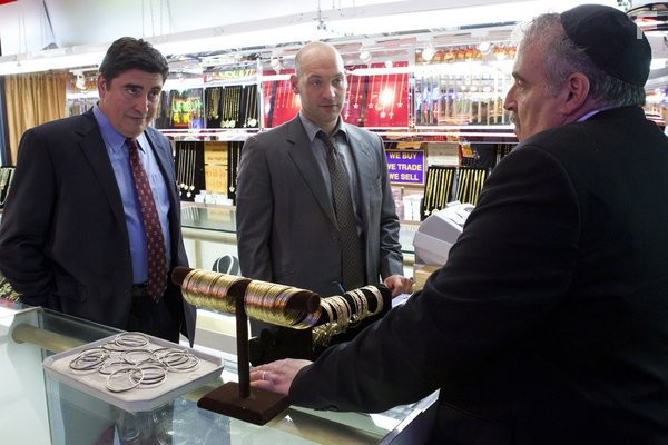 Alfred Molina, Corey Stoll, and Manny Roth in Закон и порядок: Лос-Анджелес (2010)