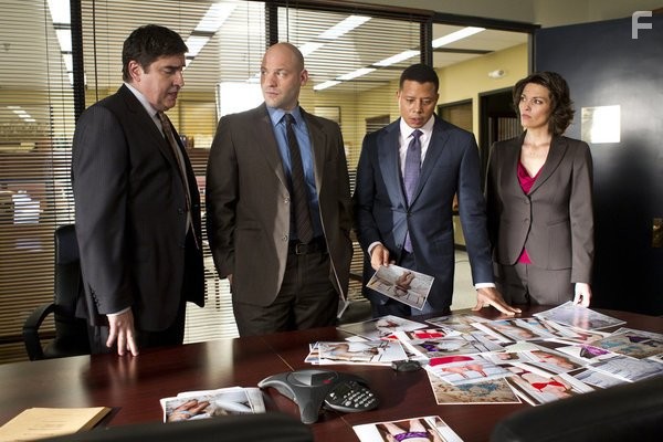 Alfred Molina, Terrence Howard, Alana De La Garza, and Corey Stoll in Закон и порядок: Лос-Анджелес (2010)