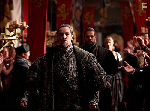 Jonathan Rhys Meyers and Henry Cavill in Тюдоры (2007)