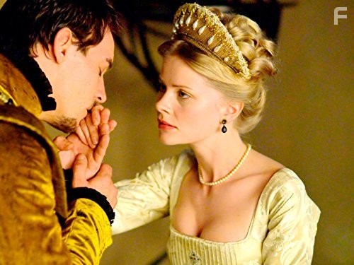 Jonathan Rhys Meyers and Anita Briem in Тюдоры (2007)