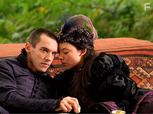 Jonathan Rhys Meyers and Natalie Dormer in Тюдоры (2007)