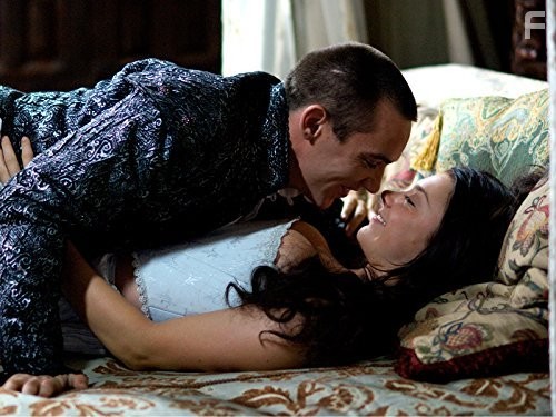 Jonathan Rhys Meyers and Natalie Dormer in Тюдоры (2007)