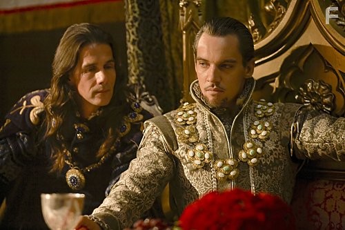 Jonathan Rhys Meyers and Lothaire Bluteau in Тюдоры (2007)