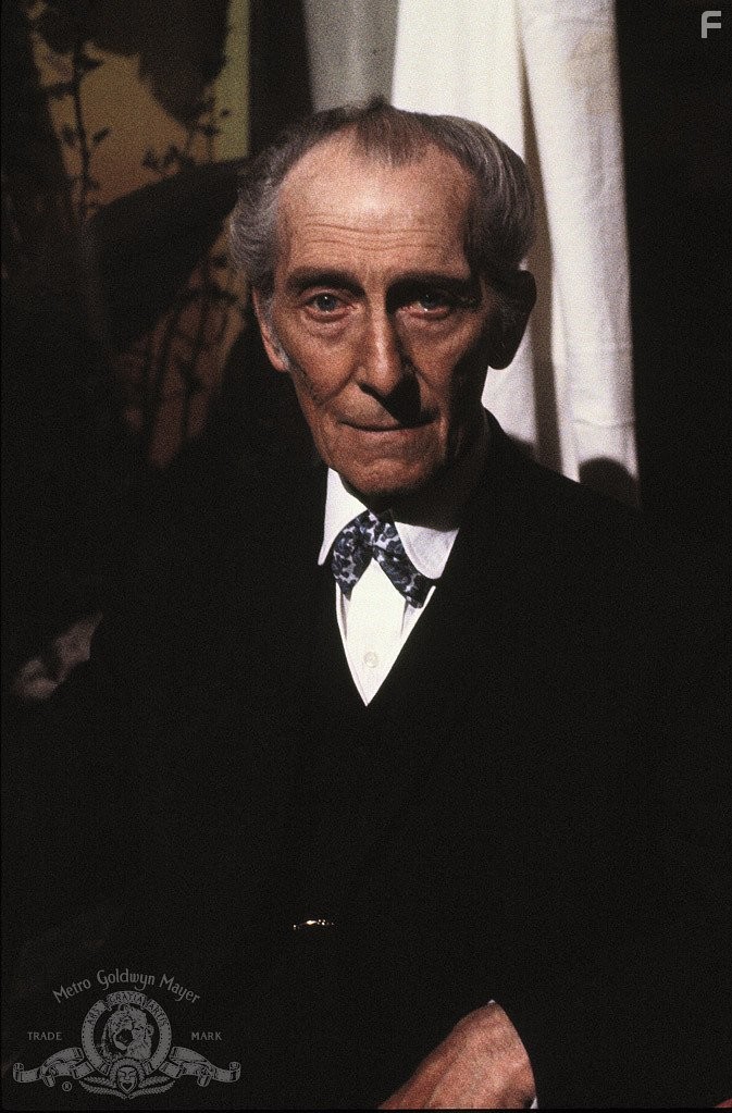 Peter Cushing in Дом длинных теней (1983)