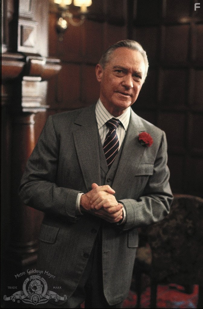 Richard Todd in Дом длинных теней (1983)